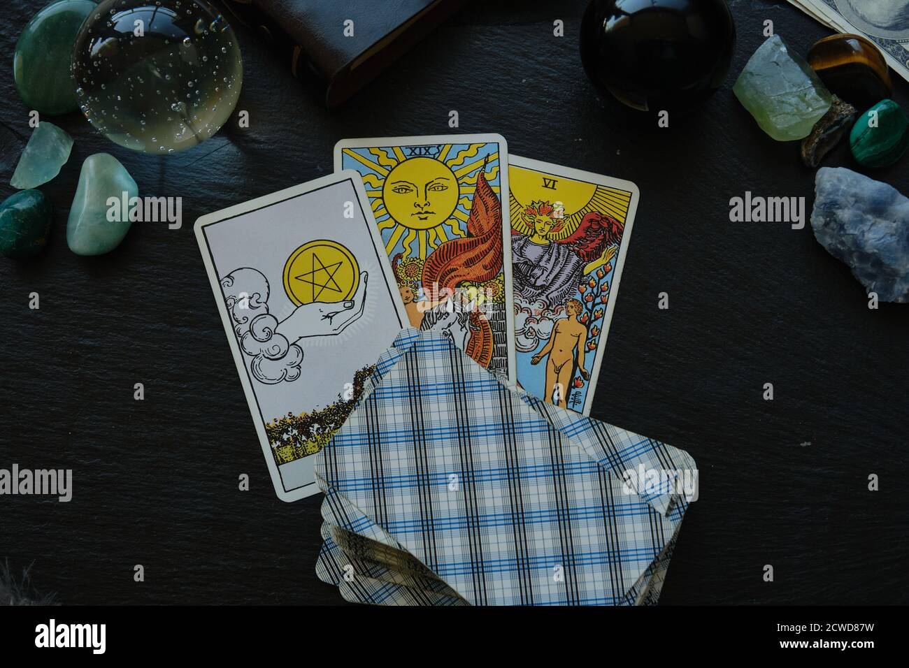 Carte Tarocchi sul tavolo Foto Stock
