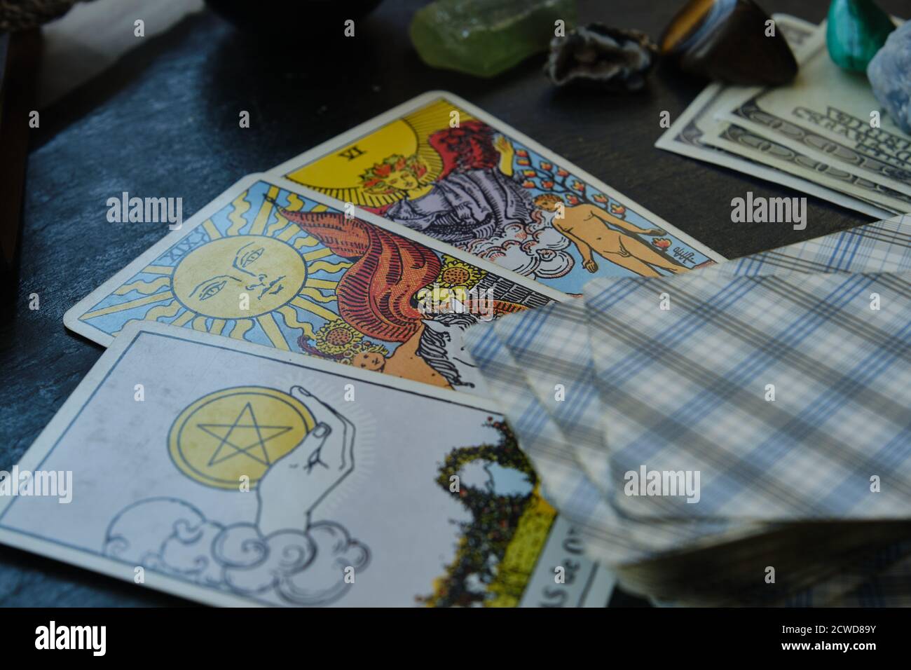 Carte Tarocchi sul tavolo Foto Stock