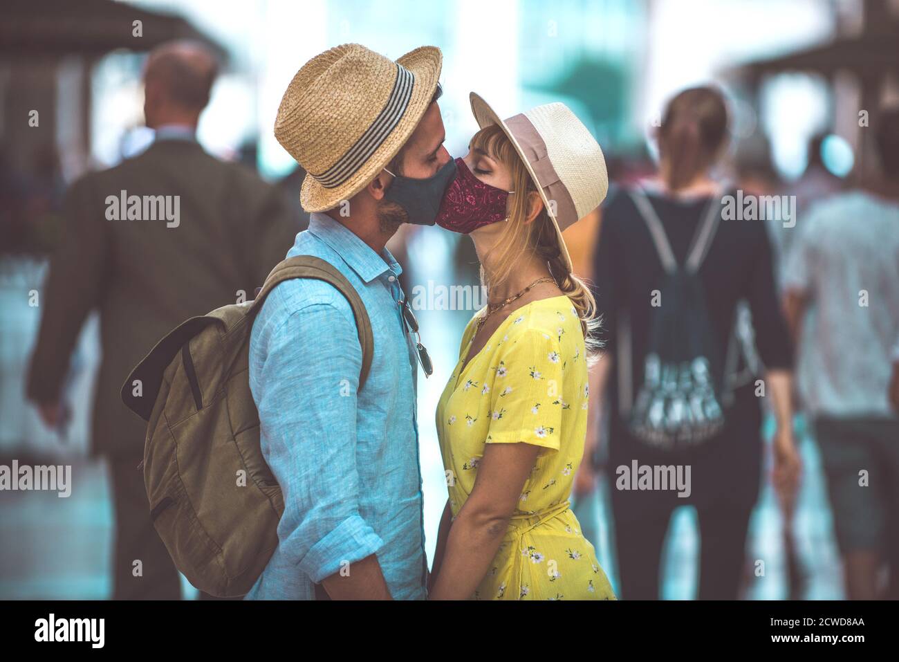 Immagine di una coppia felice in vacanza. Giovane uomo e donna che baciano nella folla Foto Stock