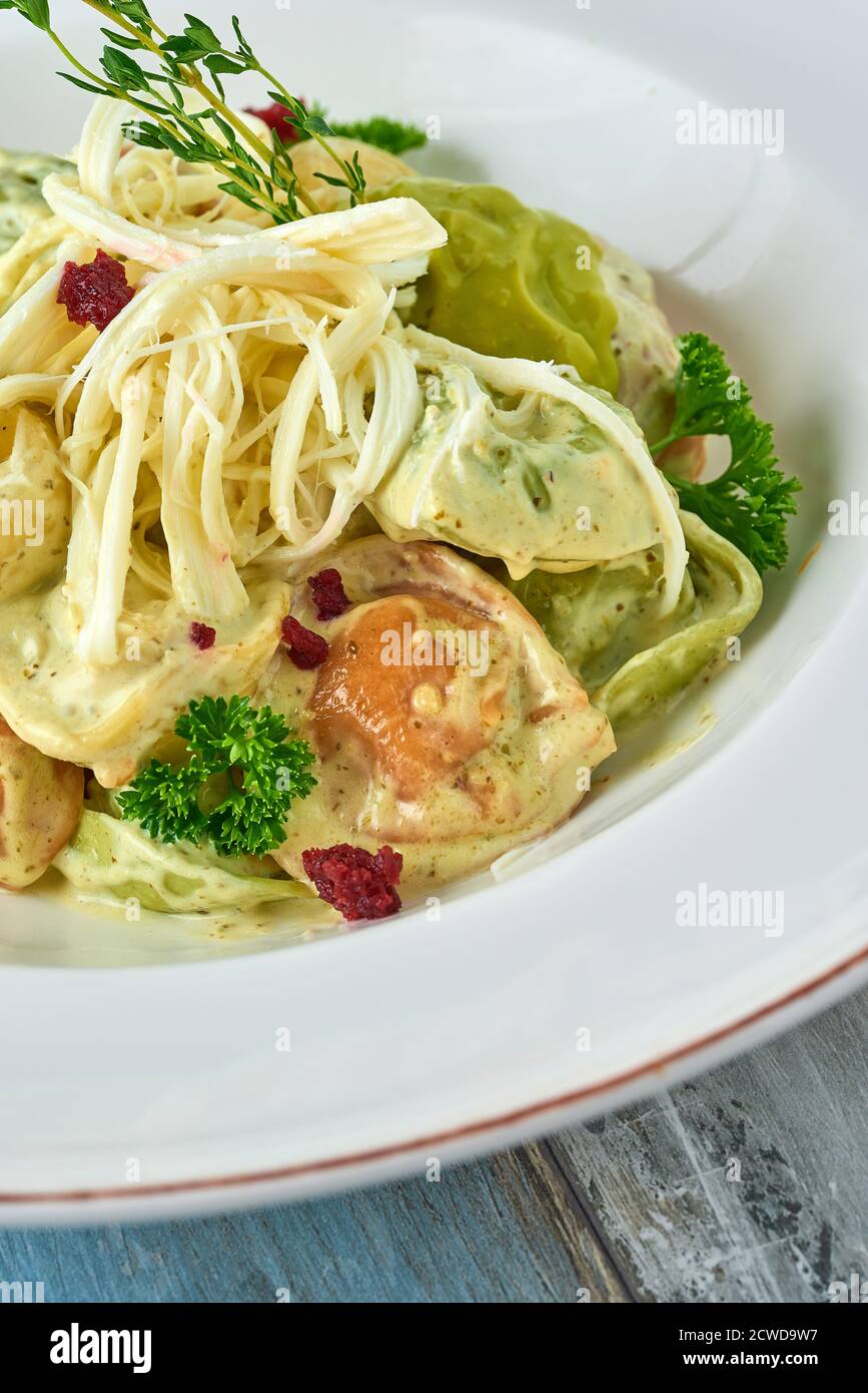 Colorati Ravioli Tortellini con formaggio. Gnocchi pelmeni russi colorati. Foto Stock