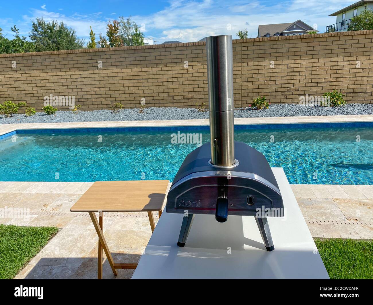 Orlando, FL/USA - 9/7/20: Un forno a legna per pizza Ooni accanto ad una  piscina in un cortile di casa Foto stock - Alamy