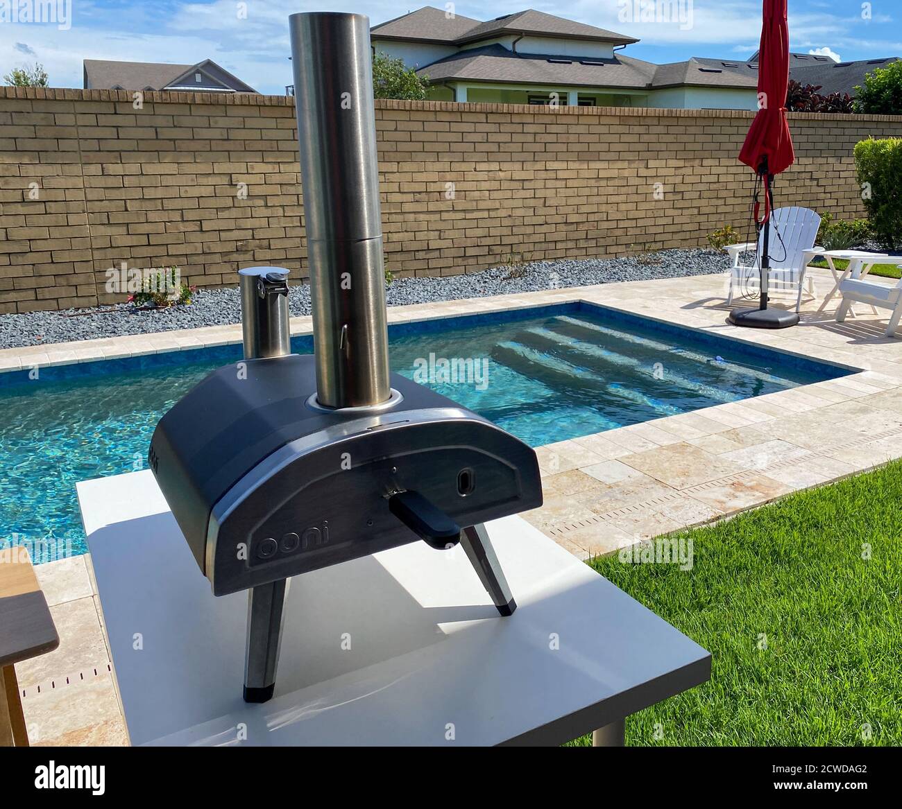 Orlando, FL/USA - 9/7/20: Un forno a legna per pizza Ooni accanto ad una  piscina in un cortile di casa Foto stock - Alamy