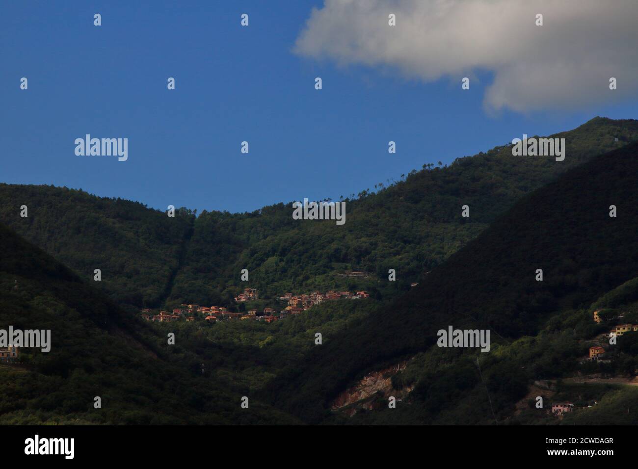 Paesaggio dell'entroterra ligure visto dal golfo di poeti Foto Stock