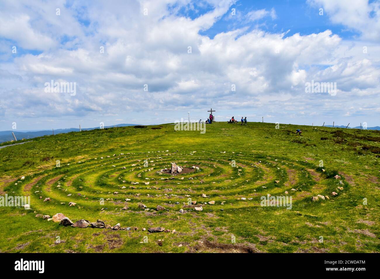 Magica spirale celtica di vita fatta di rocce in natura. Foto Stock