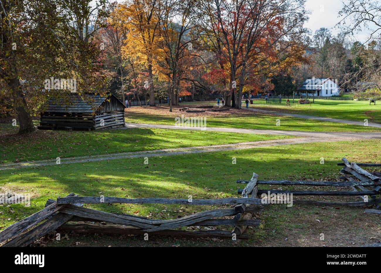 I visitatori esplorano gli edifici storici di Cades Cove nel Great Smoky Mountains National Park, Tennessee Foto Stock
