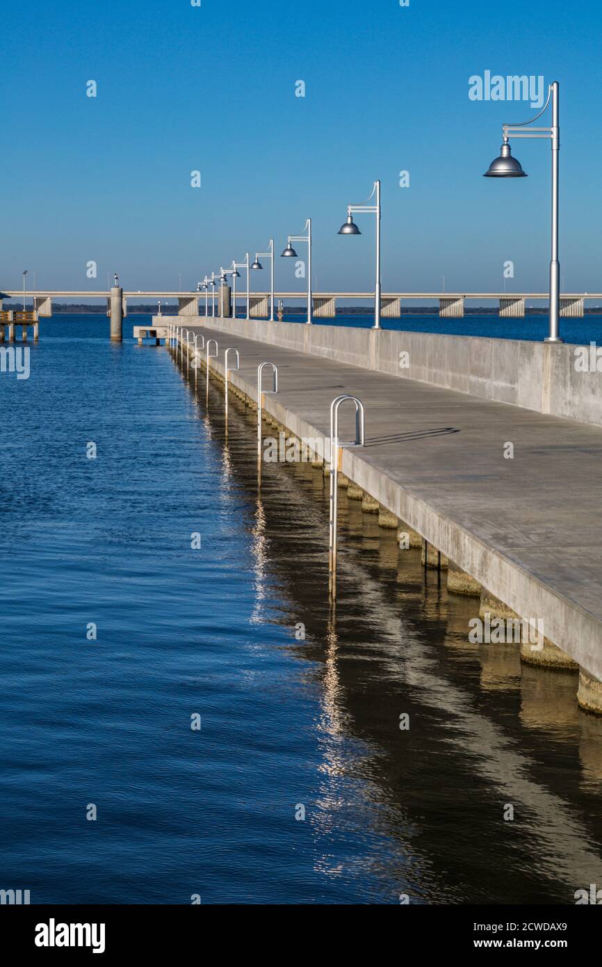 Molo di breakwater intorno al porto turistico a Bay St. Louis, Mississippi, Stati Uniti Foto Stock