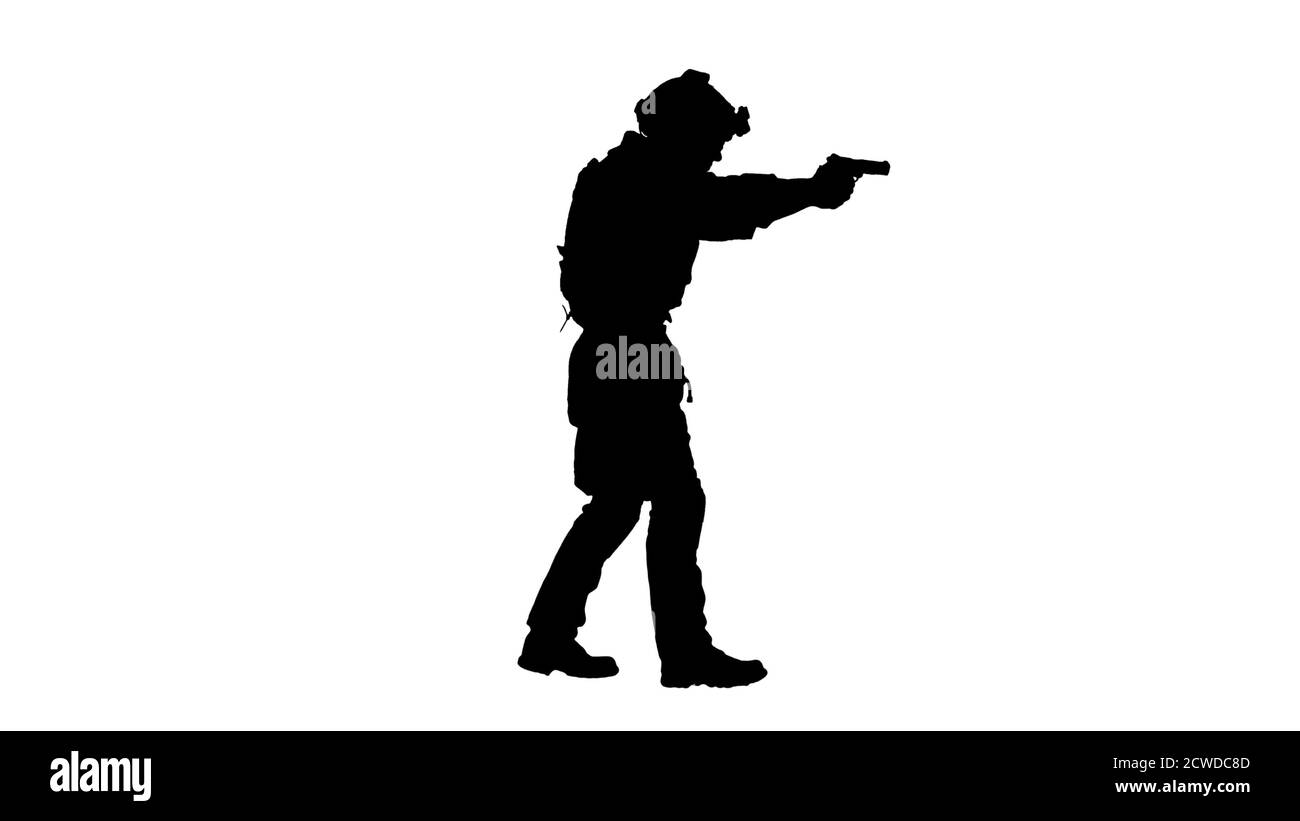 Soldato armato in camuffamento camminando e puntando con una pistola a mano, Foto Stock Soldato armato in camuffamento camminando e puntando con una pistola a mano, Foto Stock
