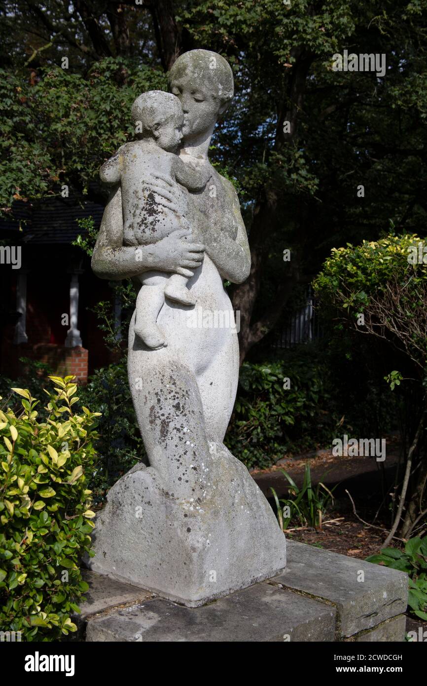 Scultura affetto – una madre e un bambino di Herman Cawthorn – 1963 nel giardino delle sculture, Bishops Palace Garden, Fulham, London SW6, Inghilterra UK Foto Stock