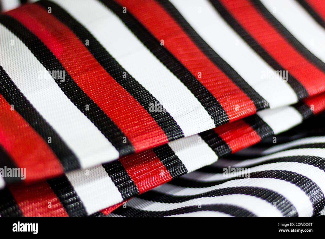 Dettaglio dei sacchetti di nylon con rosso e nero a strisce. Saara, Rio de Janeiro, Brasile. 2019 Foto Stock