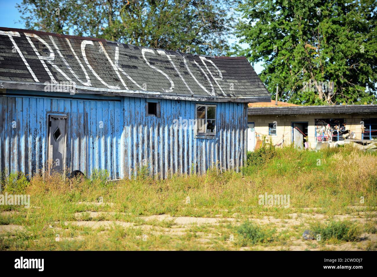 Compton, Illinois, Stati Uniti. Un ex motel che è diventato una struttura derelict lungo un'autostrada statale nella rurale Illinois. Foto Stock