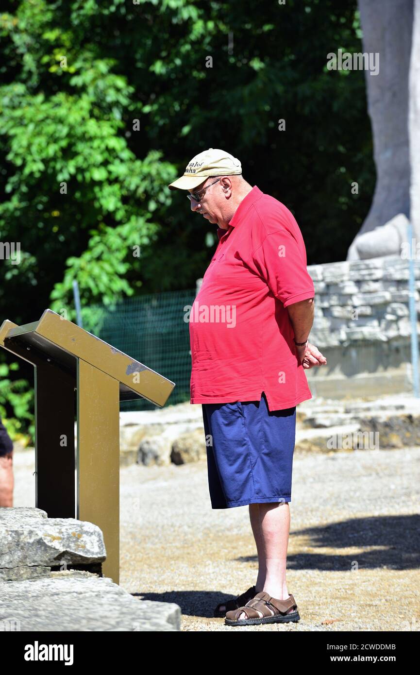 Oregon, Illinois, Stati Uniti. Uomo che visita 'l'Eterno Indiano', conosciuta anche come la 'Statua dei Black Hawk', una statua alta 48 piedi del famoso scultore Larado Taft. Foto Stock