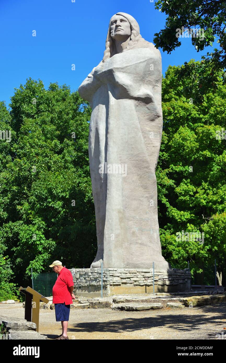Oregon, Illinois, Stati Uniti. "L'Eterno Indiano", conosciuta anche come la "Statua dei Black Hawk", è una statua alta 48 metri del famoso scultore Larado Taft. Foto Stock