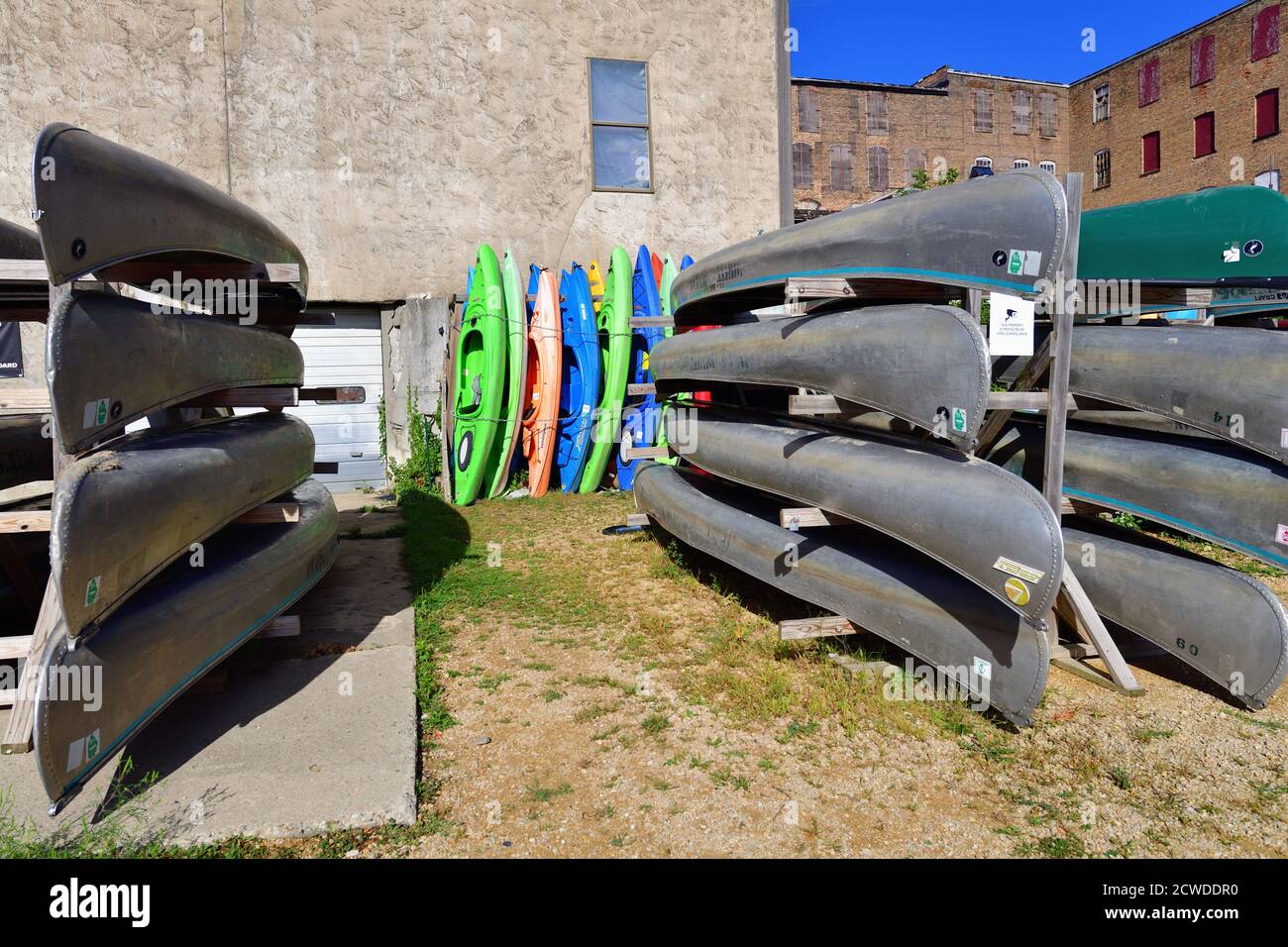 Oregon, Illinois, Stati Uniti. Scaffali di canoe e kayak impilati conservati al di fuori di un centro commerciale in Oregon, Illinois. Foto Stock