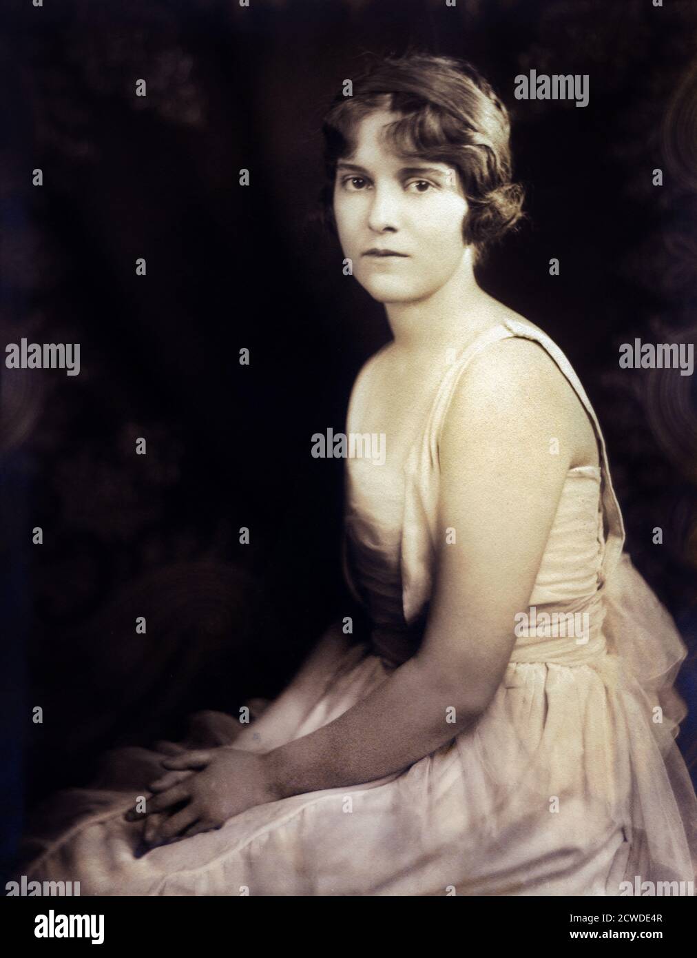 Attrice Madge Kennedy, Ritratto pubblicitario seduto a mezza lunghezza, 1910's. Foto Stock