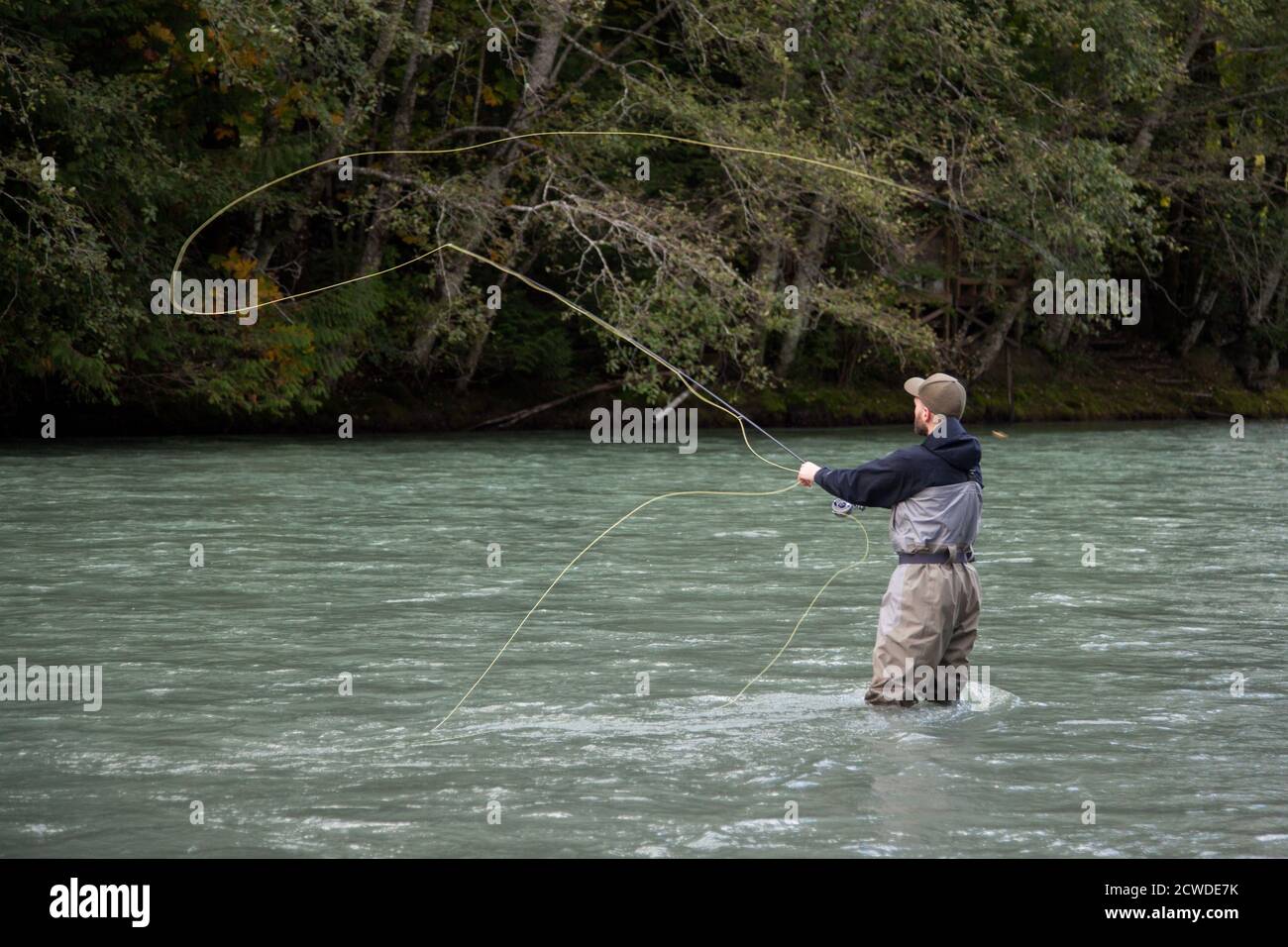 Squamish, British-Columbia / Canada - 09/23/2020: Un pescatore di mosca getta la sua linea per un pesce sul fiume Squamish Foto Stock