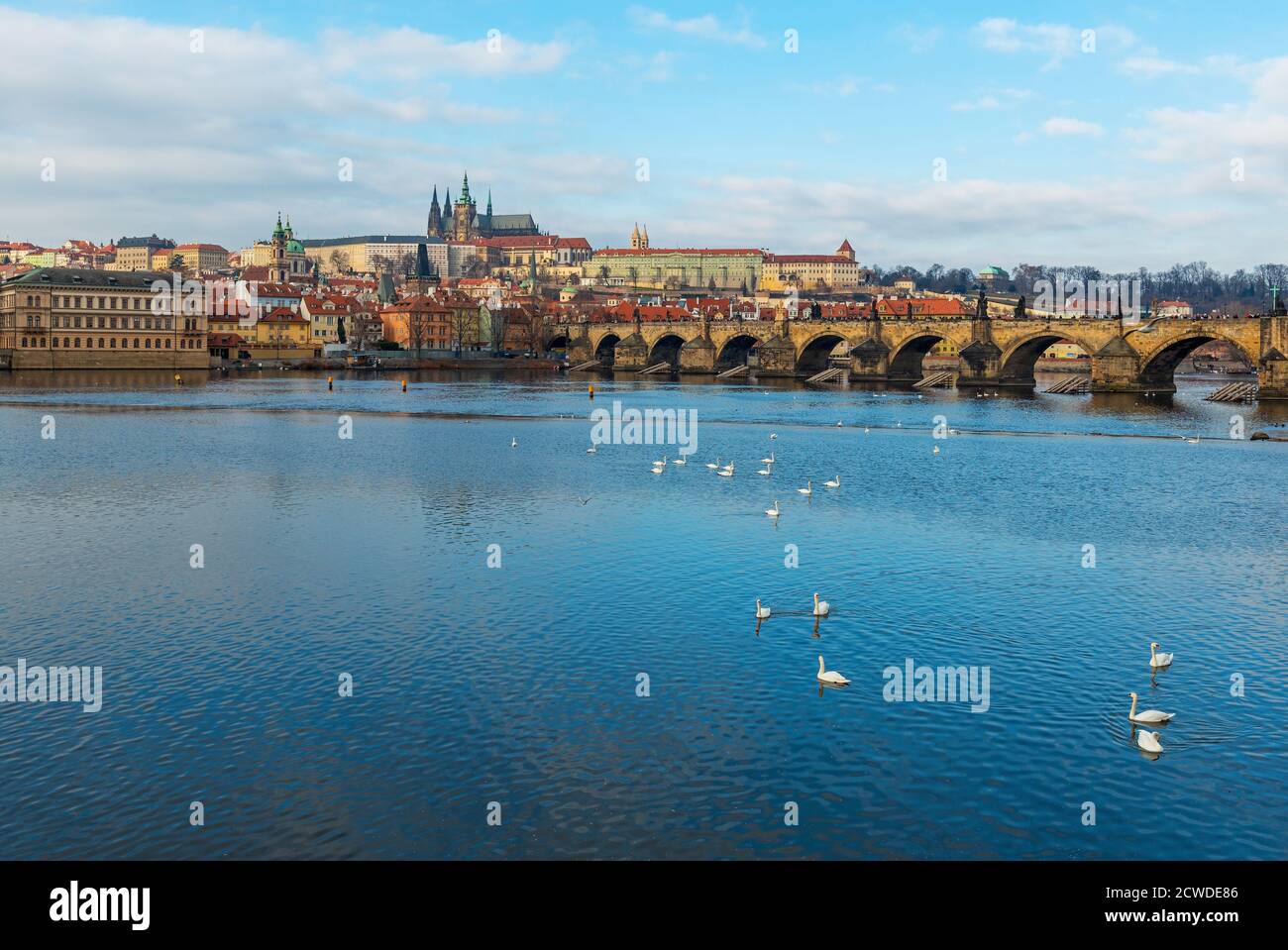Città di Praga con il fiume Moldava, il ponte Carlo e il Castello di Praga, Repubblica Ceca. Foto Stock