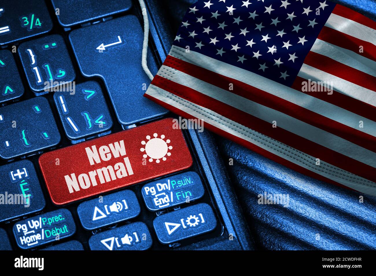 Concetto di nuovo normale negli Stati Uniti durante Covid-19 con testo del pulsante rosso della tastiera del computer e maschera facciale che mostra la bandiera degli Stati Uniti. Foto Stock
