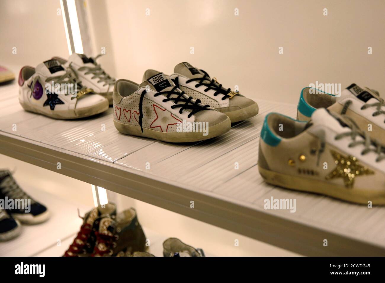 Le sneakers del marchio italiano di sneakers di alta moda Golden Goose sono  esposte nel suo negozio a Pechino, Cina 23 settembre 2020. Foto scattata il  23 settembre 2020. REUTERS/Tingshu Wang Foto stock - Alamy