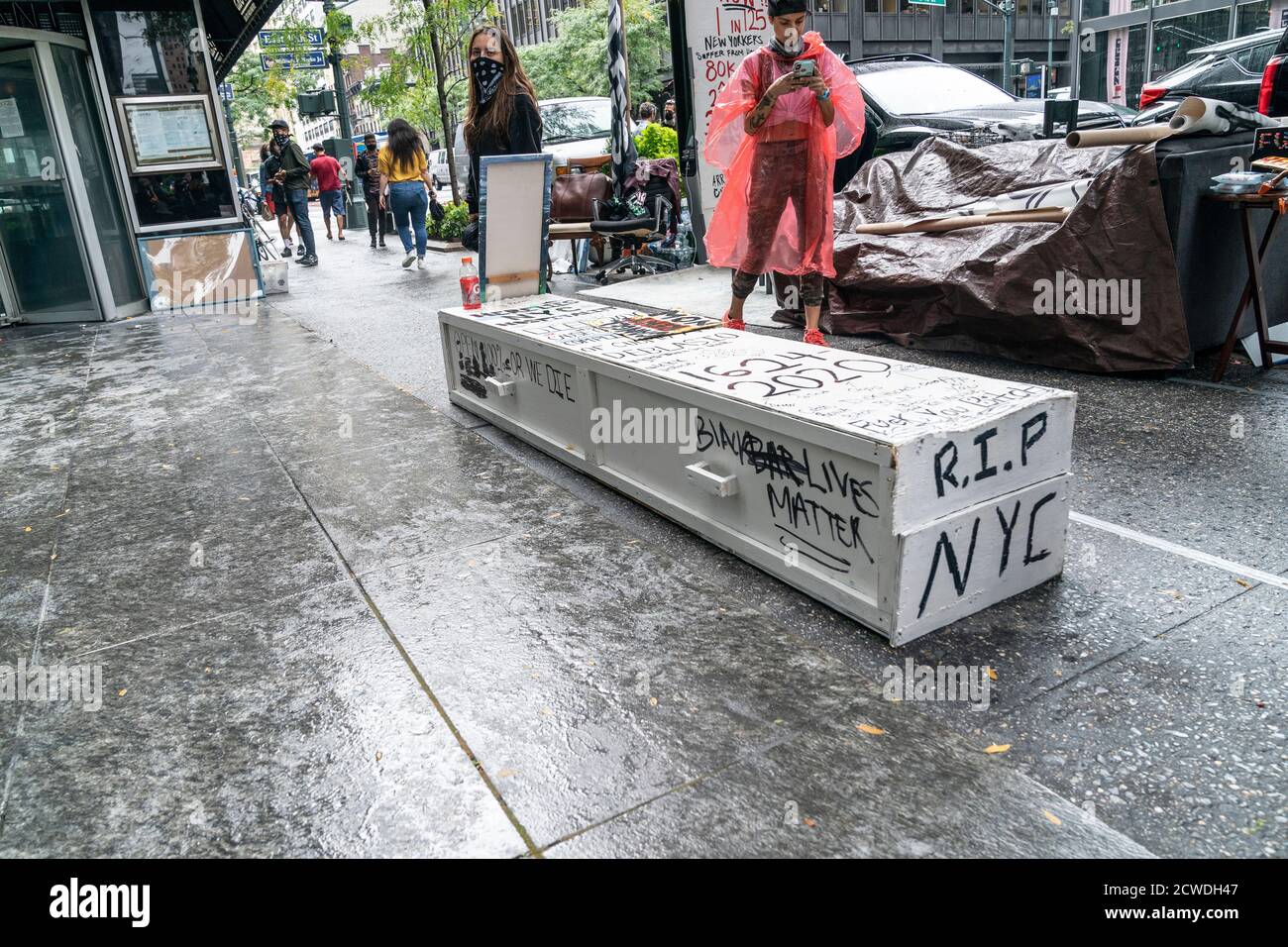 New York, NY - 29 settembre 2020: I manifestanti hanno creato la stanza vivente di abolizione che richiede l'affitto di annullamento davanti a 633 3rd Avenue dove l'ufficio di NYC del regolatore ha localizzato Foto Stock