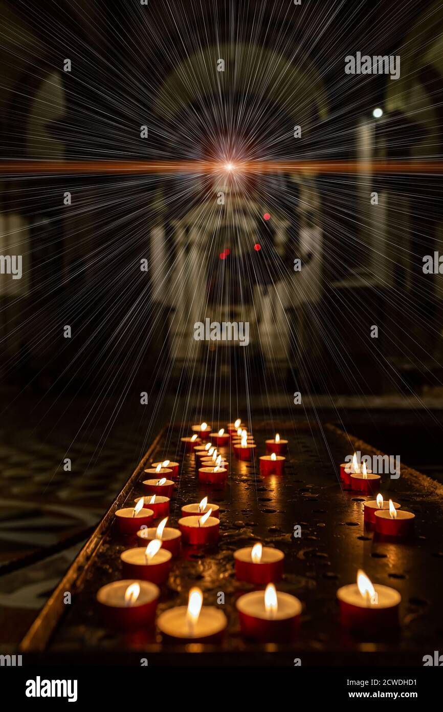 Concetto occultismo astrologia magia. Candele che bruciano in una chiesa buia Foto Stock