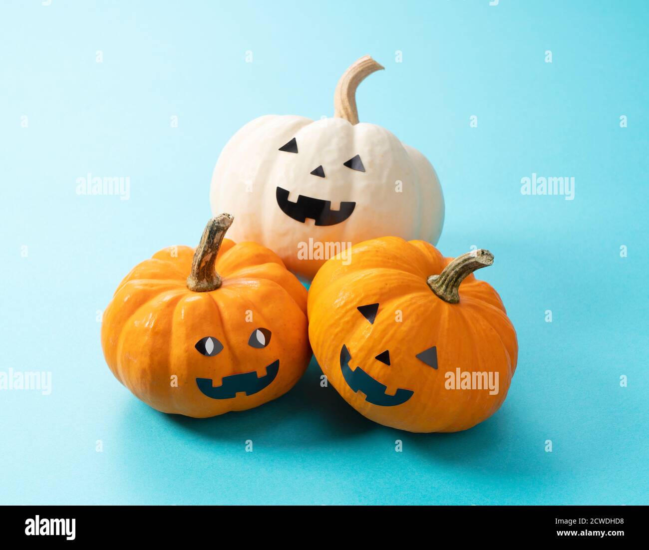 Jack-o-lanterne arancioni e bianche su sfondo blu Foto Stock