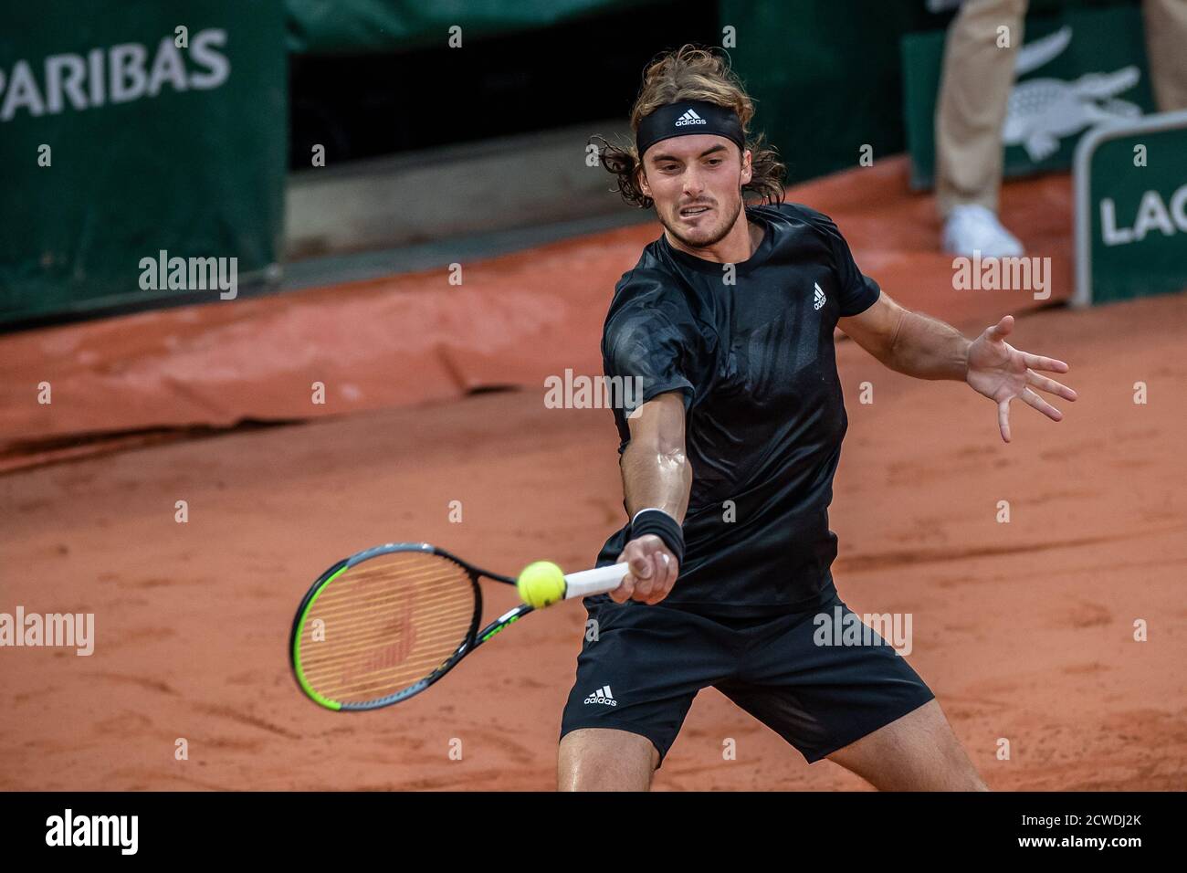 Parigi, Francia. 29 Settembre 2020. Stefanos Tsitsipas restituisce il pallone durante la prima partita maschile tra Stefanos Tsitsipas di Grecia e Jaume Munar di Spagna nel torneo francese di tennis Open 2020 al Roland Garros di Parigi, Francia, 29 settembre 2020. Credit: Aurelien Morissard/Xinhua/Alamy Live News Foto Stock