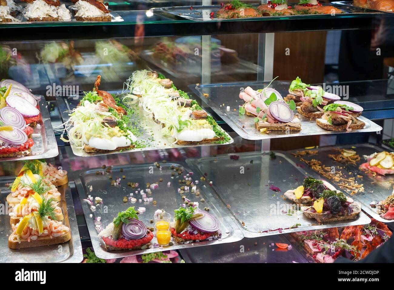 A Copenhagen, Danimarca, si trova una varietà di panini smorrebrod aperti Foto Stock