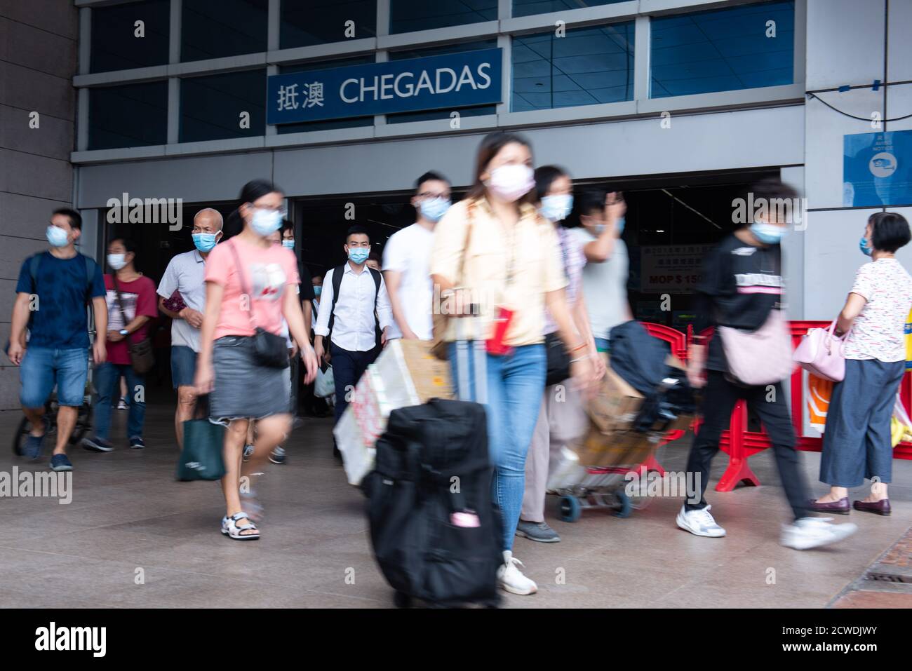Macao. 29 Settembre 2020. La gente è vista ad un porto di entrata di Macao nella Cina del sud, 29 settembre 2020. I dipartimenti governativi della Regione amministrativa speciale cinese di Macao (SAR) sono pronti ad accogliere i turisti durante la festa nazionale del paese, con una serie di misure in atto per garantire l'ordine e la prevenzione delle pandemie, ha detto martedì le autorità locali. Credit: Cheong Kam Ka/Xinhua/Alamy Live News Foto Stock