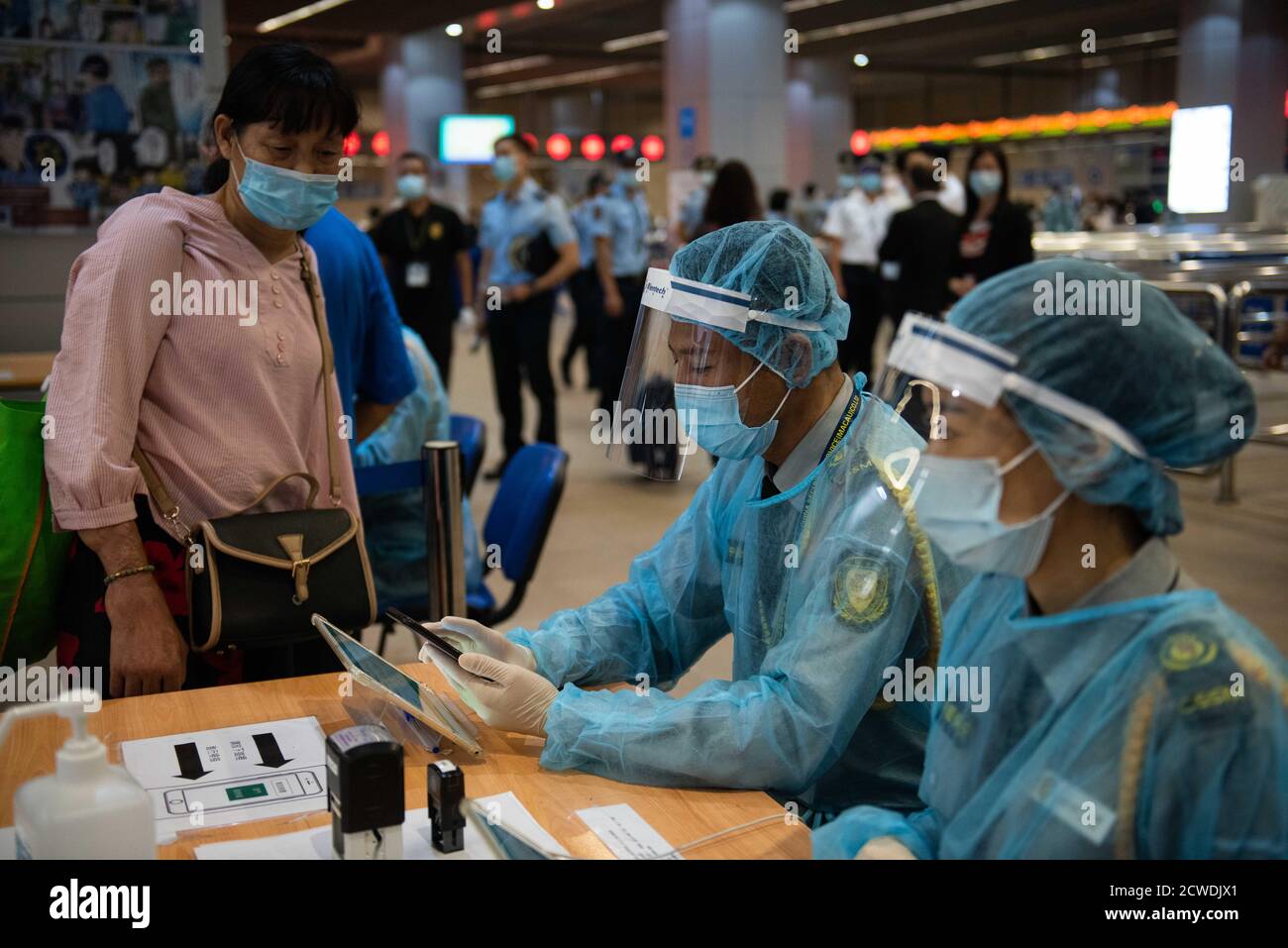 Macao, Cina. 29 Settembre 2020. Il personale aiuta le persone a registrare i propri codici QR sanitari in un porto di ingresso a Macao, Cina meridionale, 29 settembre 2020. I dipartimenti governativi della Regione amministrativa speciale cinese di Macao (SAR) sono pronti ad accogliere i turisti durante la festa nazionale del paese, con una serie di misure in atto per garantire l'ordine e la prevenzione delle pandemie, ha detto martedì le autorità locali. Credit: Cheong Kam Ka/Xinhua/Alamy Live News Foto Stock