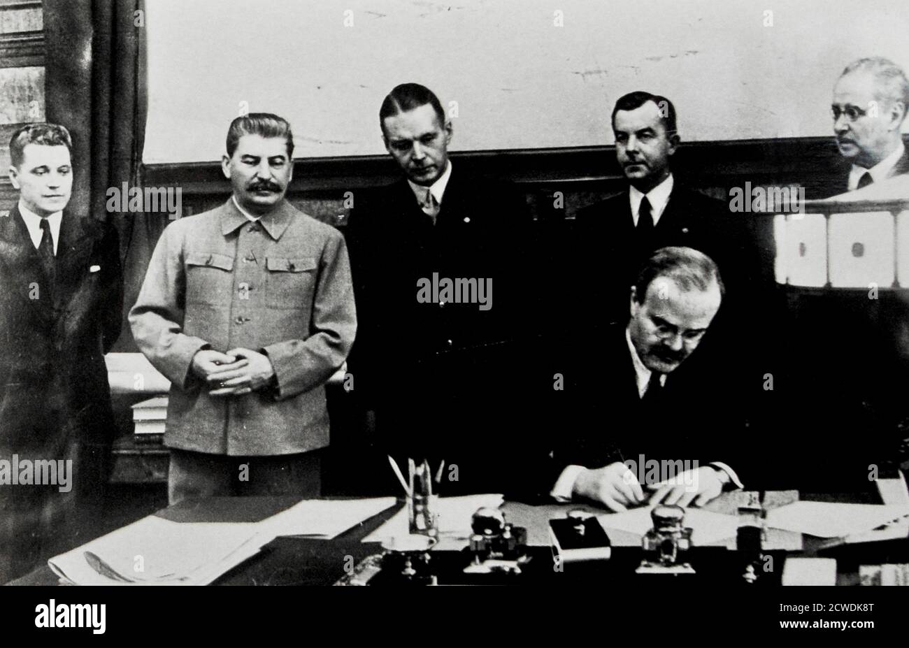 Joseph Stalin alla firma dell'accordo di mutua assistenza Lettonia-URSS. Mosca 5 ottobre 1939 Foto Stock
