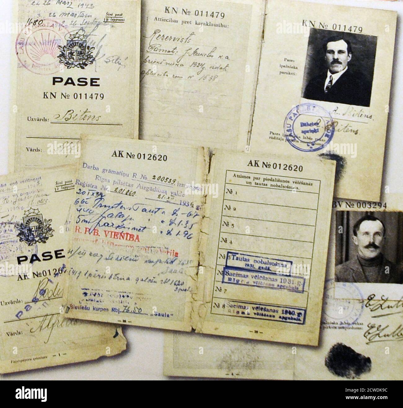 Passaporti di cittadini lettoni muniti di timbro con la prova della merce acquistata (1940-41) Foto Stock