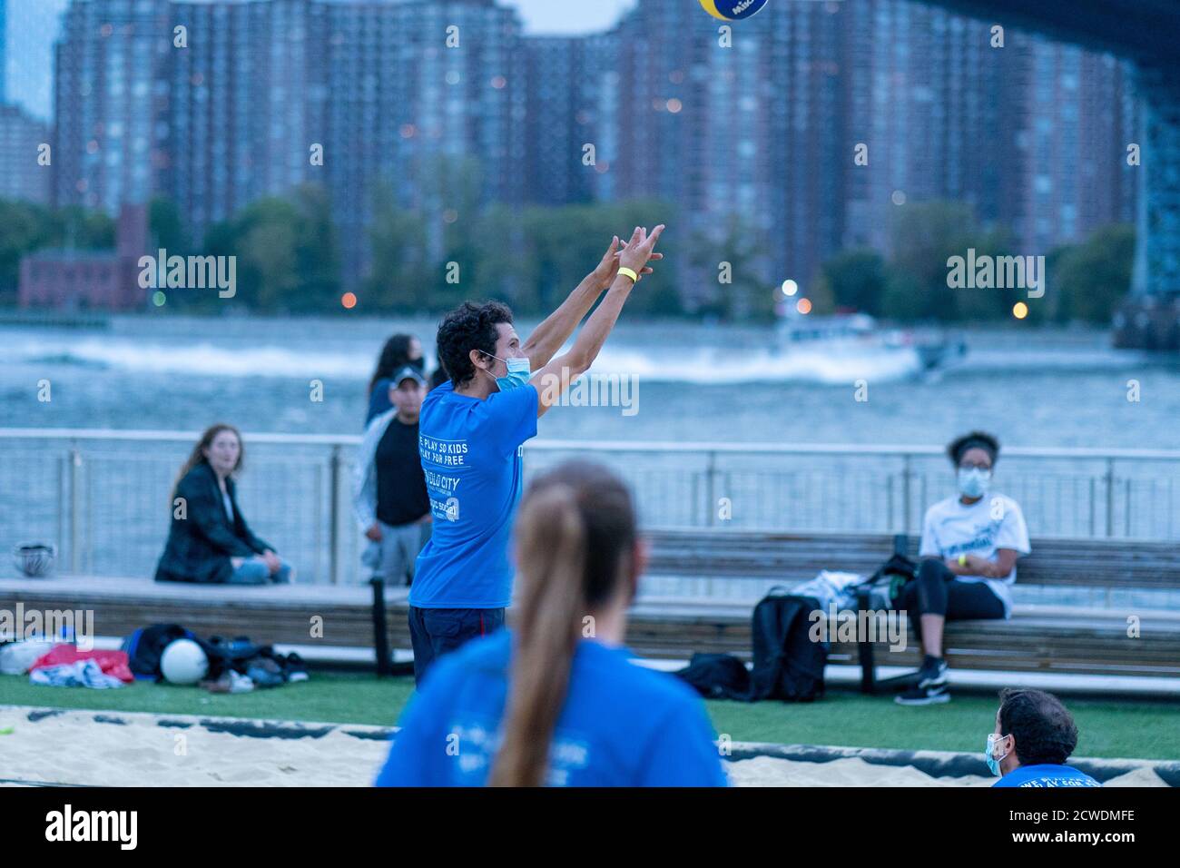 New York, Stati Uniti. 14 luglio 2020. Un uomo che indossa una maschera facciale, gioca a pallavolo in un concorso per la Volo City Kids Foundation al Domino Park di Williamsburg, Brooklyn. New York City si prepara a passare alla fase 4 della riapertura a seguito delle restrizioni imposte per frenare la pandemia del coronavirus. La fase 4 prevede la riapertura di: Giardini zoologici, professionisti sportivi, TV e equipaggi cinematografici. Credit: John Nacion/SOPA Images/ZUMA Wire/Alamy Live News Foto Stock