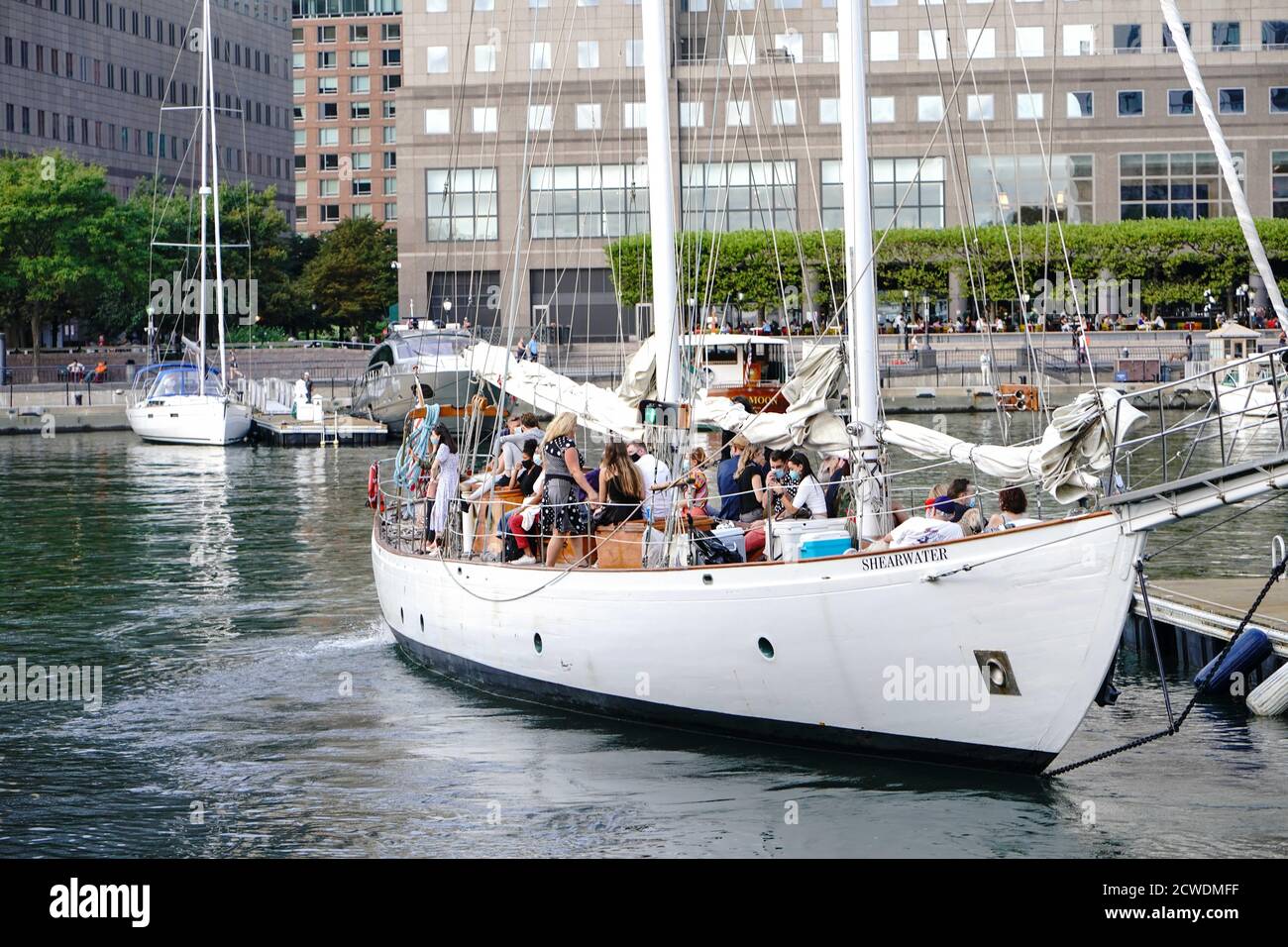 New York, Stati Uniti. 14 luglio 2020. Uno yacht in partenza da North Cove Marina con passeggeri. New York City si prepara a passare alla fase 4 della riapertura a seguito delle restrizioni imposte per frenare la pandemia del coronavirus. La fase 4 prevede la riapertura di: Giardini zoologici, professionisti sportivi, TV e equipaggi cinematografici. Credit: John Nacion/SOPA Images/ZUMA Wire/Alamy Live News Foto Stock