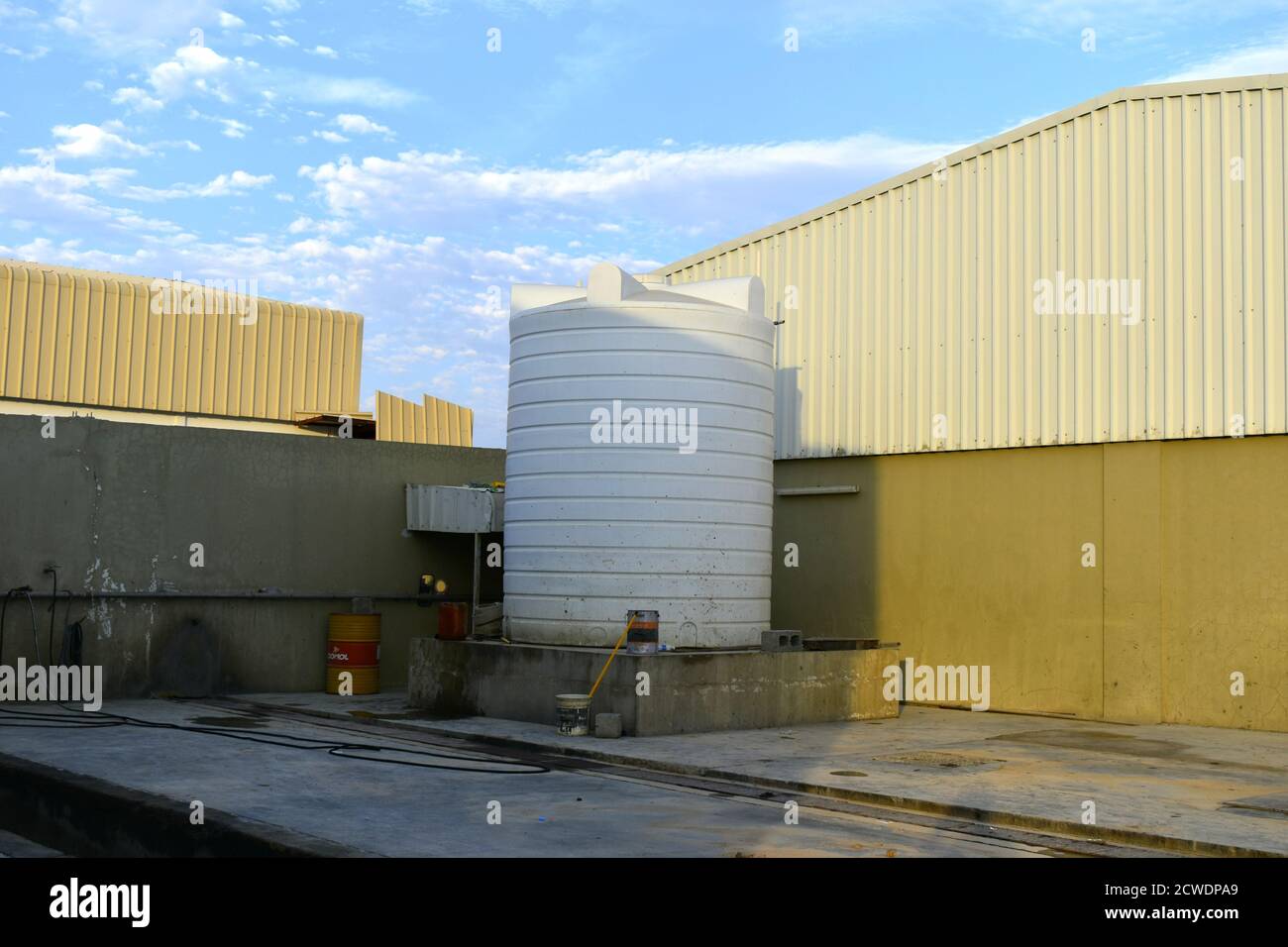 Serbatoio dell'acqua industriale nella fabbrica utilizzata per l'agricoltura e il consumo. Mascate, Oman Foto Stock