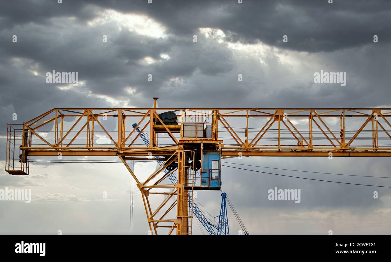 Industrial gru per edilizia e costruzione di sagome su sun di sunrise Foto Stock