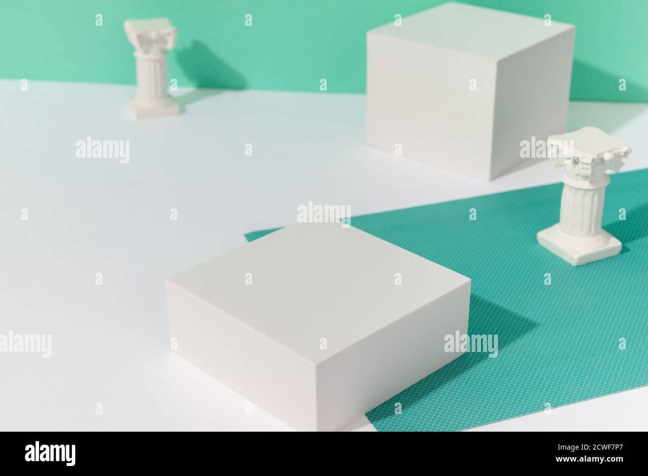 Fatevi un podio per l'esposizione dei prodotti e la scultura in gesso Foto Stock