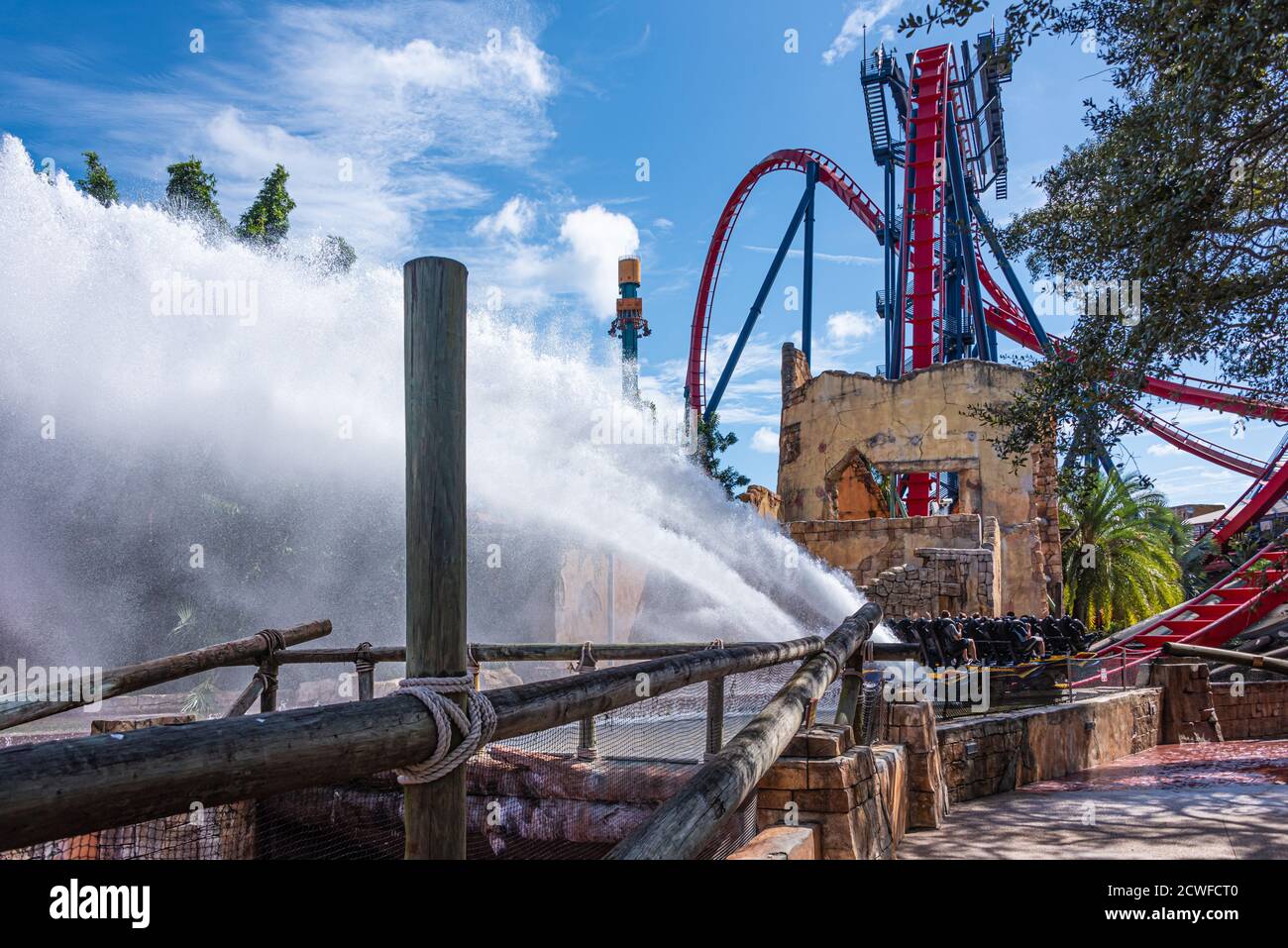 SheiKra, un'estrema montagne russe presso i Busch Gardens di Tampa, Florida, offre agli amanti del brivido una salita di 200 piedi, una discesa di 90 gradi e un finale di splashdown. Foto Stock