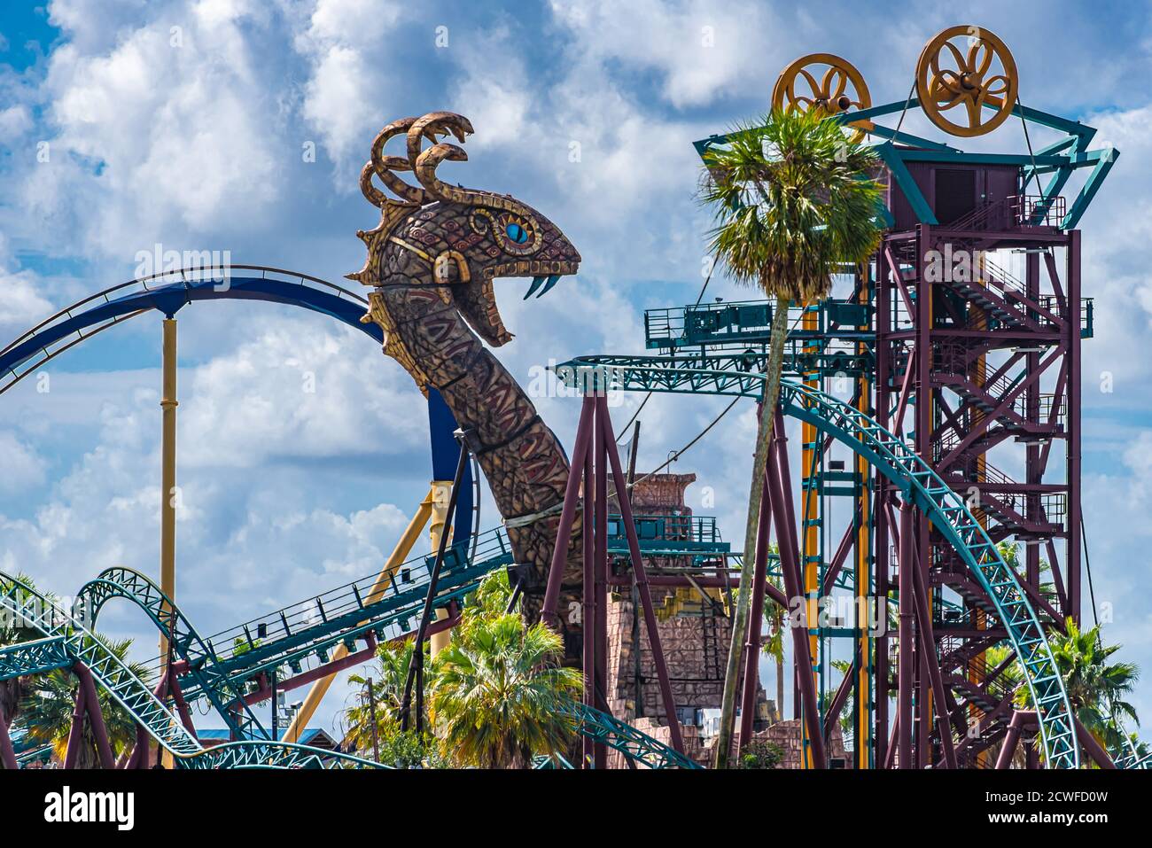 Cobraa's Curse, un'acciaio che gira montagne russe a Busch Gardens Tampa Bay a Tampa, Florida. (STATI UNITI) Foto Stock