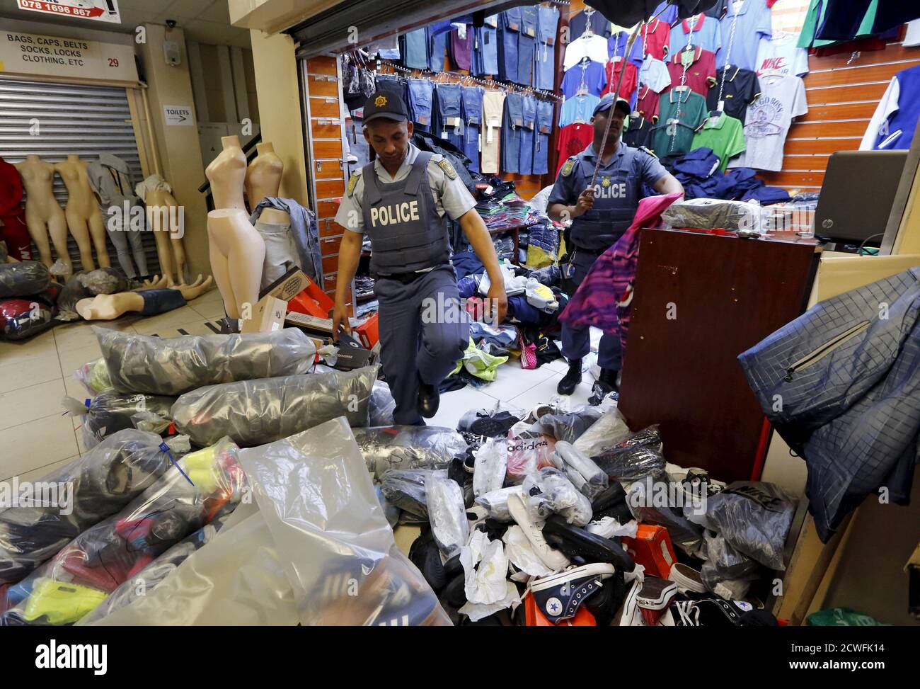 La polizia si è accanita contro pile di capi di abbigliamento sospetti  contraffatti durante un raid a Città del Capo, Sud Africa, 7 maggio 2015.  L'incursione, durante la quale è stata condotta