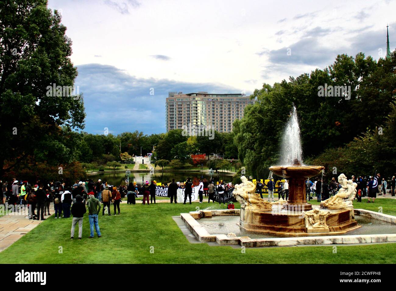 Cleveland, Ohio, Stati Uniti. 29 Settembre 2020. Primo giorno del dibattito presidenziale: Black Lives Matter e Trump/Pence out ora protesta combinata alla Wade Lagoon, sulla Case Western Reserve University, Cleveland Ohio Credit: Amy Katz/ZUMA Wire/Alamy Live News Foto Stock