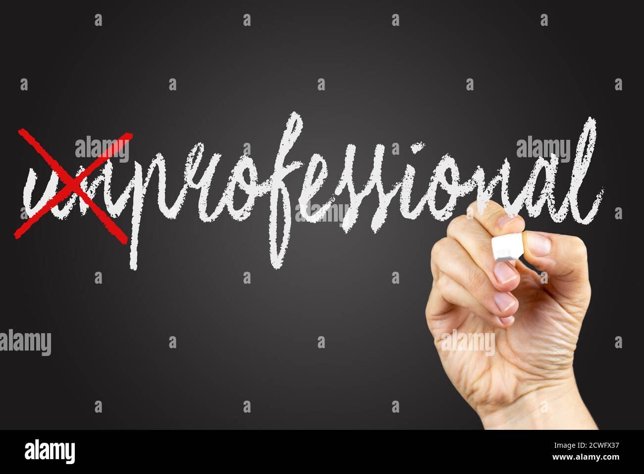 Сrossed fuori lettere per scrivere professionale. Doodle su una lavagna, scritta con gesso bianco in una mano. Foto Stock