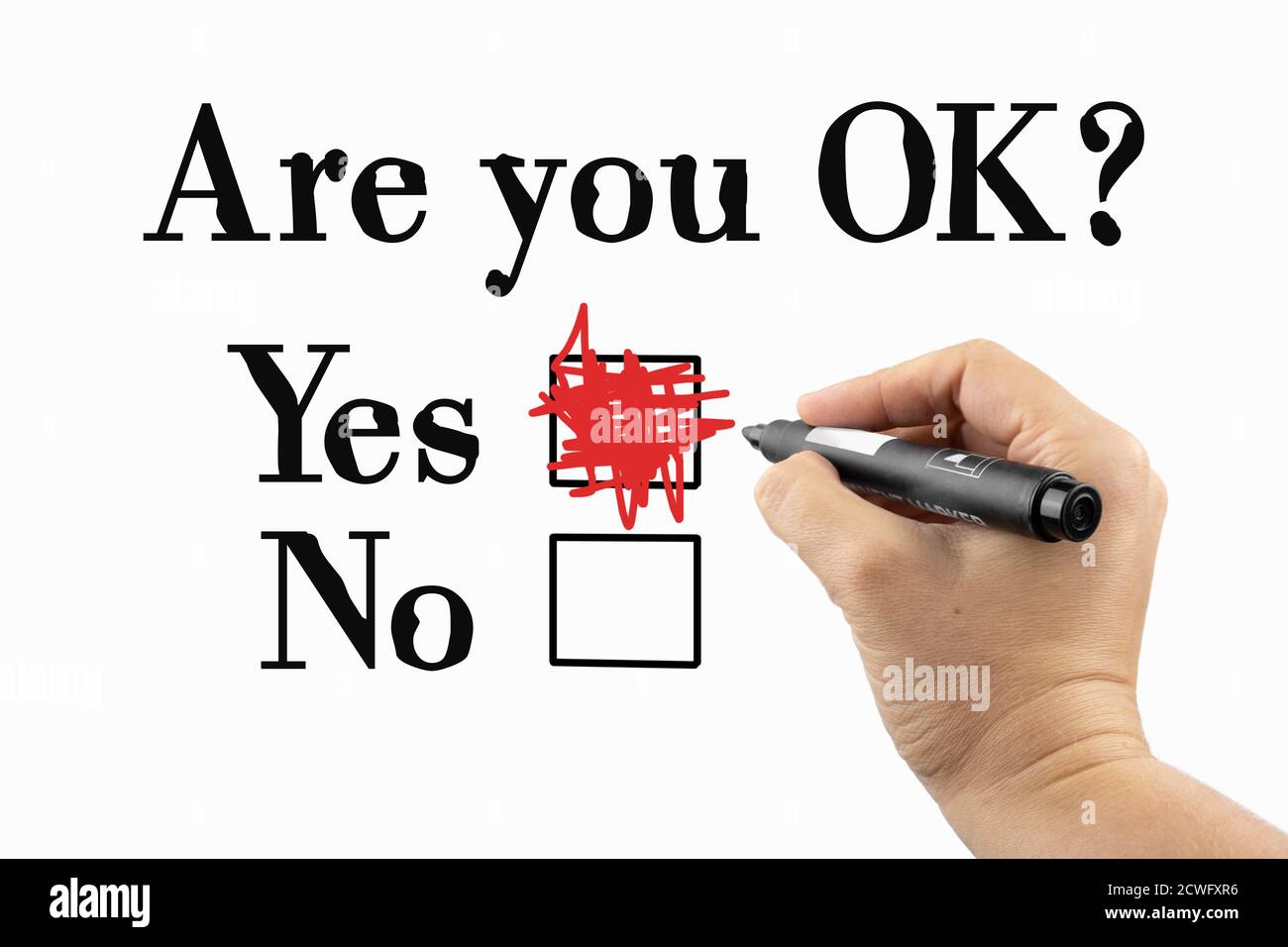 Va bene? Sensazione di stress e depressione. Frase e casella di controllo su una lavagna bianca, scritta con un marcatore nero e rosso in una mano. Tracciare il testo dello schizzo su una b Foto Stock