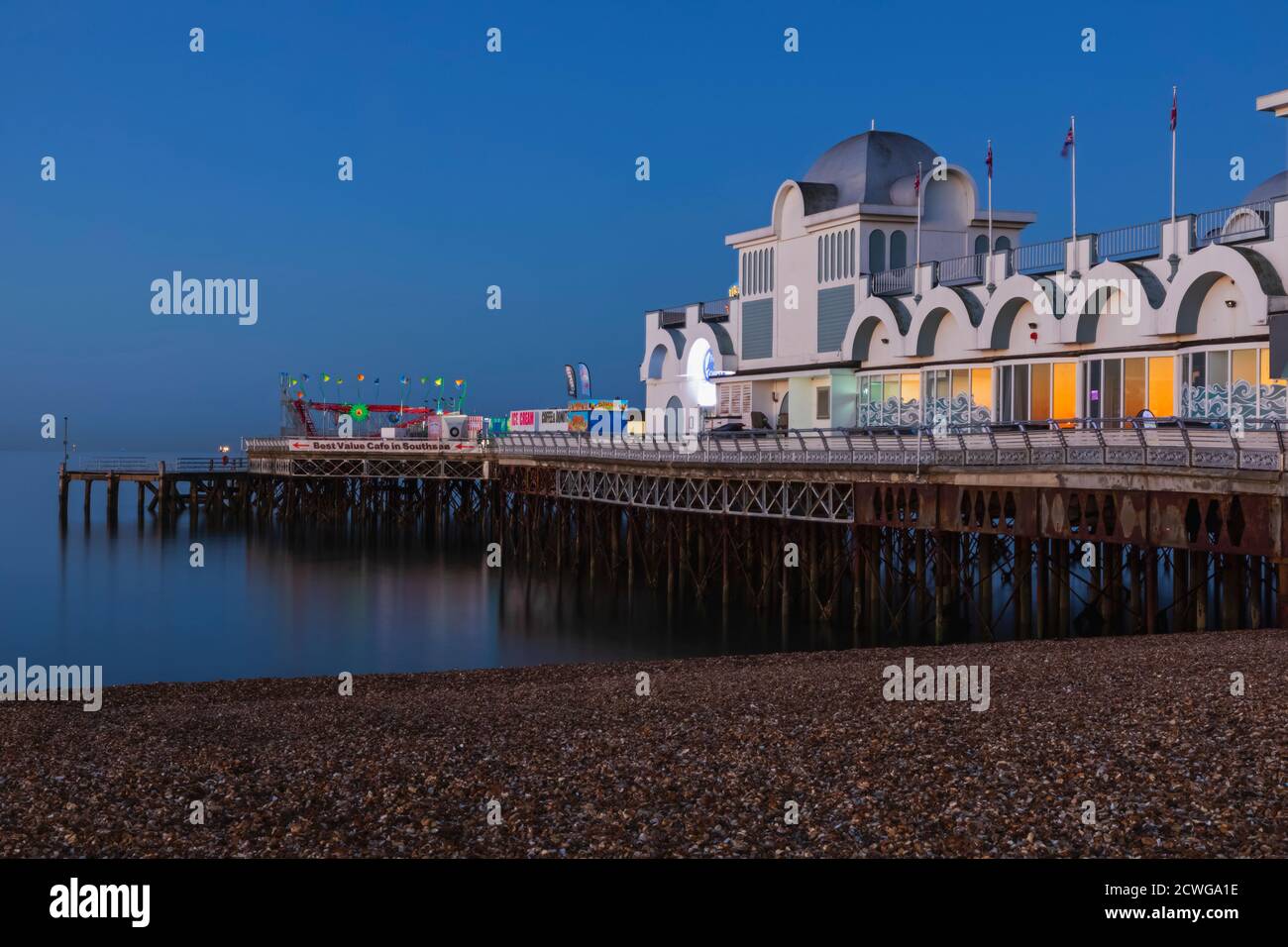 Inghilterra, Hampshire, Portsmouth, Southsea, Beach e South Parade Pier Foto Stock