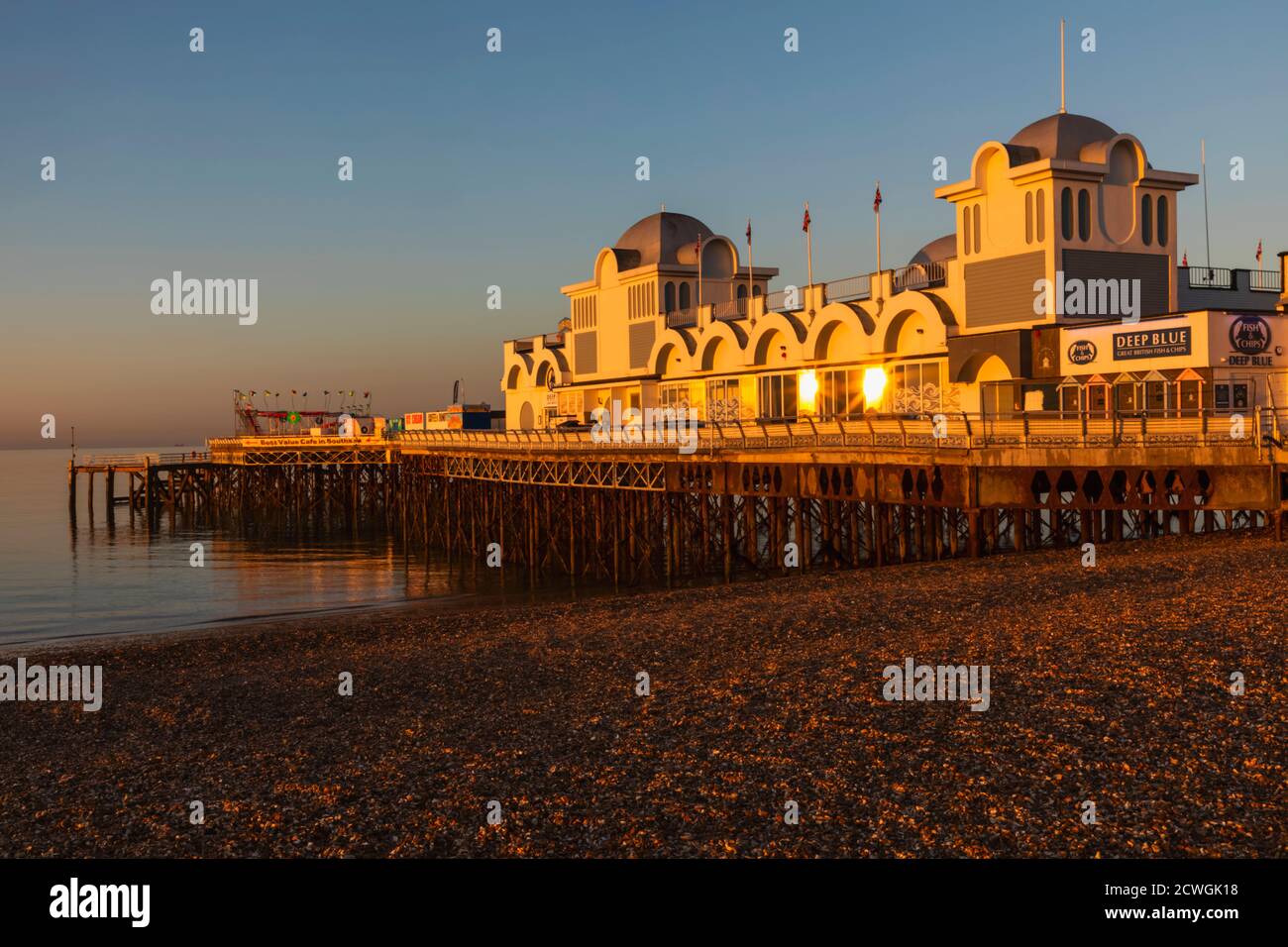 Inghilterra, Hampshire, Portsmouth, Southsea, Beach e South Parade Pier Foto Stock