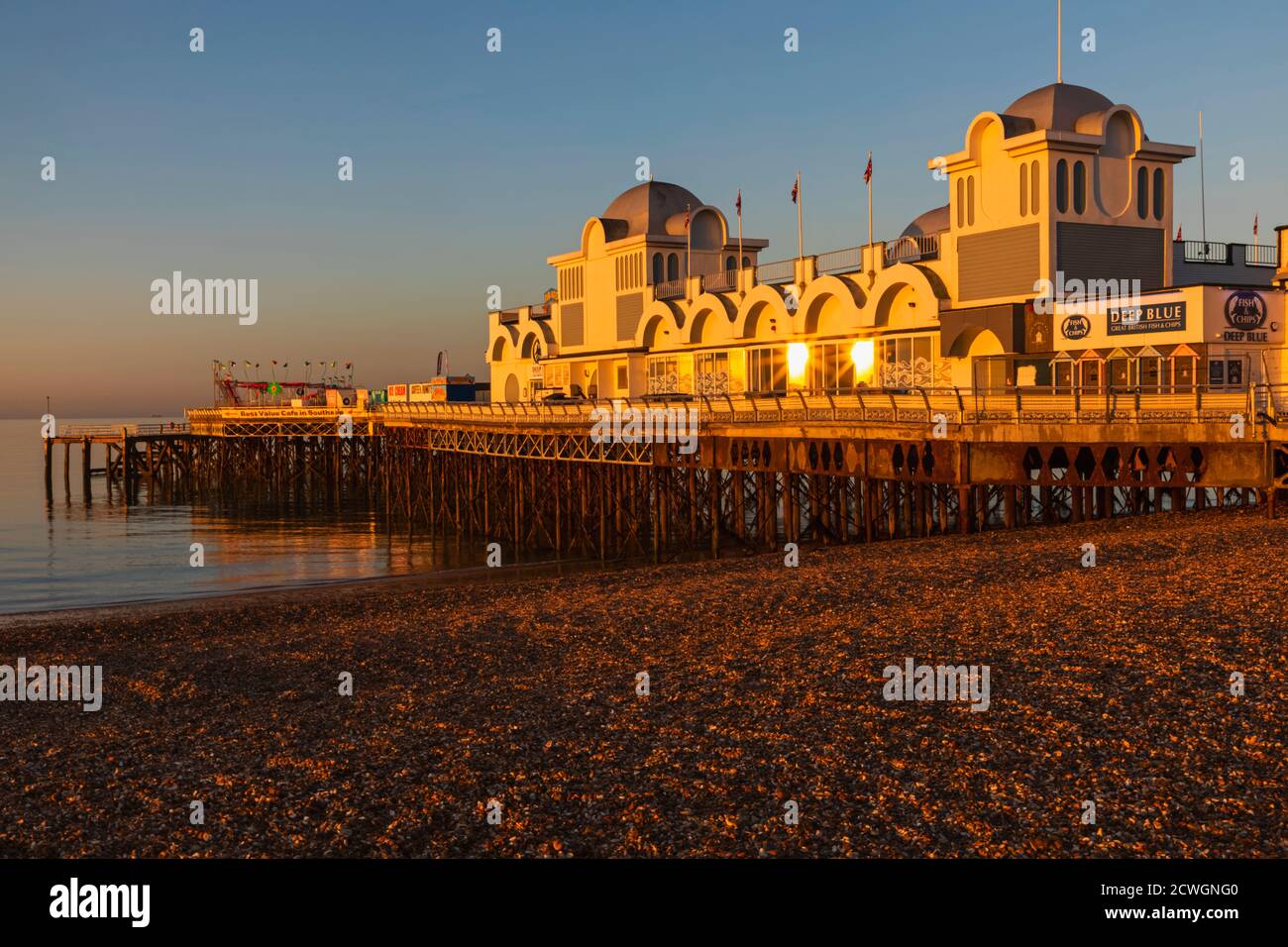 Inghilterra, Hampshire, Portsmouth, Southsea, Beach e South Parade Pier Foto Stock