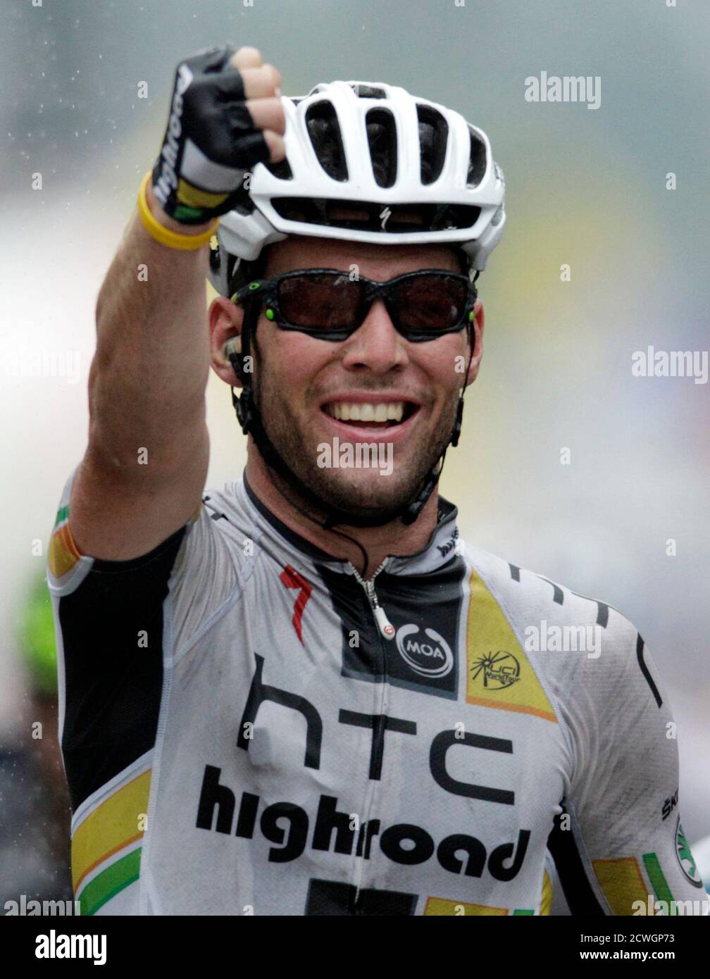 Il pilota di HTC-Highroad Mark Cavendish di Gran Bretagna (C) celebra la vittoria della 11° tappa della corsa ciclistica Tour de France 2011 da Blaye-les-Mines a Lavaur il 13 luglio 2011. REUTERS/Denis Balibouse (FRANCIA - Tags: CICLISMO SPORTIVO) Foto Stock