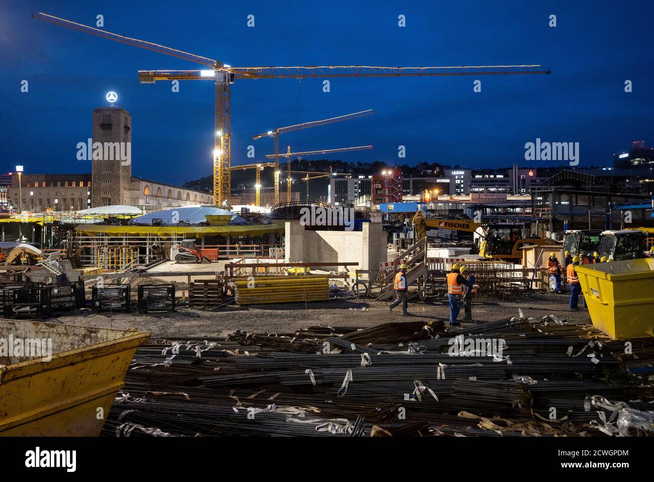 Stoccarda, Germania. 30 settembre 2020. Il cantiere della futura stazione della metropolitana del progetto ferroviario di Stoccarda 21 il Tribunale amministrativo di Mannheim si occupa della controversia sulla stazione. Un membro del gruppo di ingegneri 22 sta adottando un'azione legale contro l'autorità ferroviaria federale (EBA) a causa di ciò che ritiene inadeguato sistema antincendio nella stazione metropolitana, il nucleo del progetto da miliardi di euro. L'EBA ha chiesto il rigetto della causa. Credit: Marijan Murat/dpa/Alamy Live News Foto Stock