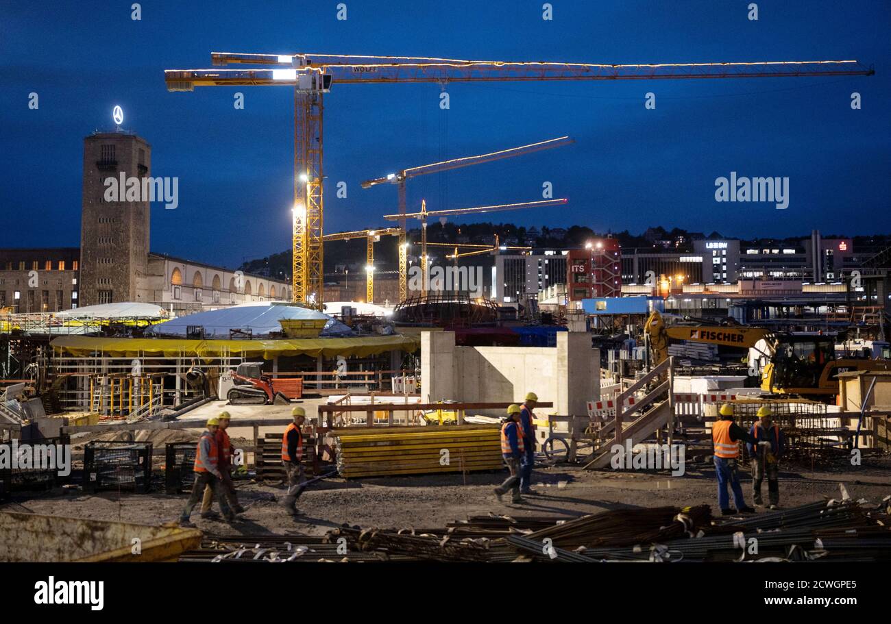 Stoccarda, Germania. 30 settembre 2020. Il cantiere della futura stazione della metropolitana del progetto ferroviario di Stoccarda 21 il Tribunale amministrativo di Mannheim si occupa della controversia sulla stazione. Un membro del gruppo di ingegneri 22 sta adottando un'azione legale contro l'autorità ferroviaria federale (EBA) a causa di ciò che ritiene inadeguato sistema antincendio nella stazione metropolitana, il nucleo del progetto da miliardi di euro. L'EBA ha chiesto il rigetto della causa. Credit: Marijan Murat/dpa/Alamy Live News Foto Stock