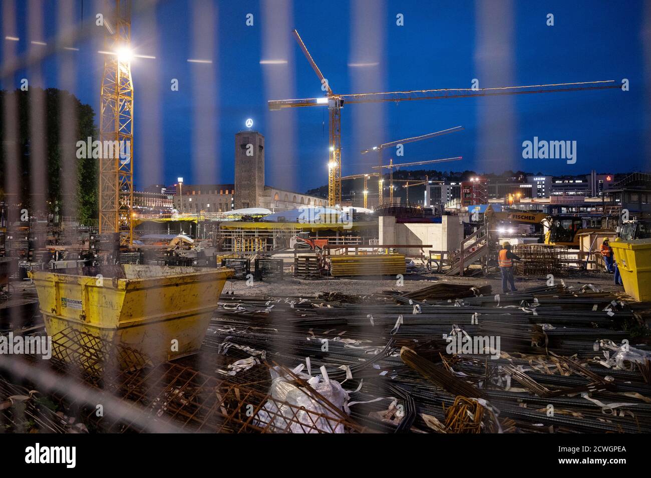 Stoccarda, Germania. 30 settembre 2020. Il cantiere della futura stazione della metropolitana del progetto ferroviario di Stoccarda 21 il Tribunale amministrativo di Mannheim si occupa della controversia sulla stazione. Un membro del gruppo di ingegneri 22 sta adottando un'azione legale contro l'autorità ferroviaria federale (EBA) a causa di ciò che ritiene inadeguato sistema antincendio nella stazione metropolitana, il nucleo del progetto da miliardi di euro. L'EBA ha chiesto il rigetto della causa. Credit: Marijan Murat/dpa/Alamy Live News Foto Stock