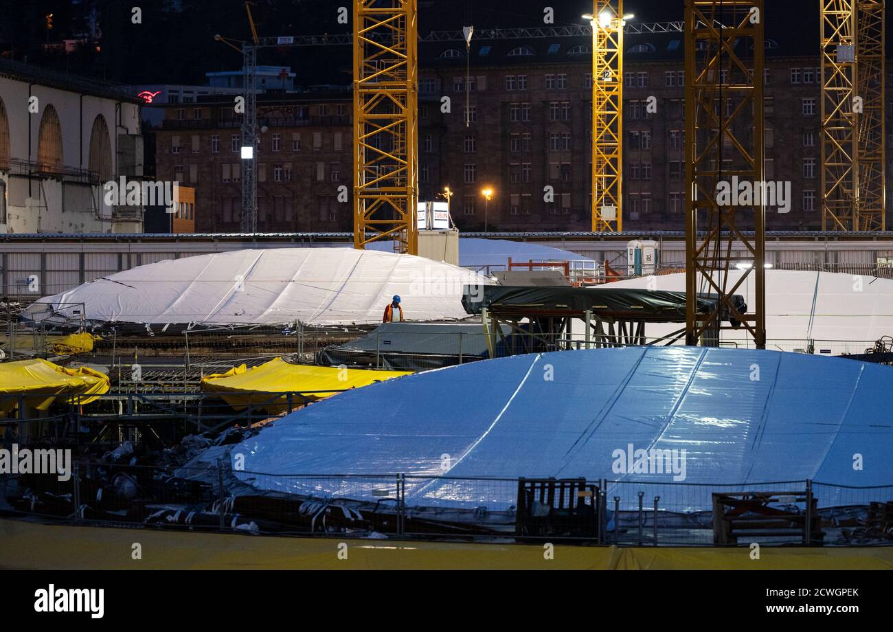 Stoccarda, Germania. 30 settembre 2020. Il cantiere della futura stazione della metropolitana del progetto ferroviario di Stoccarda 21 il Tribunale amministrativo di Mannheim si occupa della controversia sulla stazione. Un membro del gruppo di ingegneri 22 sta adottando un'azione legale contro l'autorità ferroviaria federale (EBA) a causa di ciò che ritiene inadeguato sistema antincendio nella stazione metropolitana, il nucleo del progetto da miliardi di euro. L'EBA ha chiesto il rigetto della causa. Credit: Marijan Murat/dpa/Alamy Live News Foto Stock